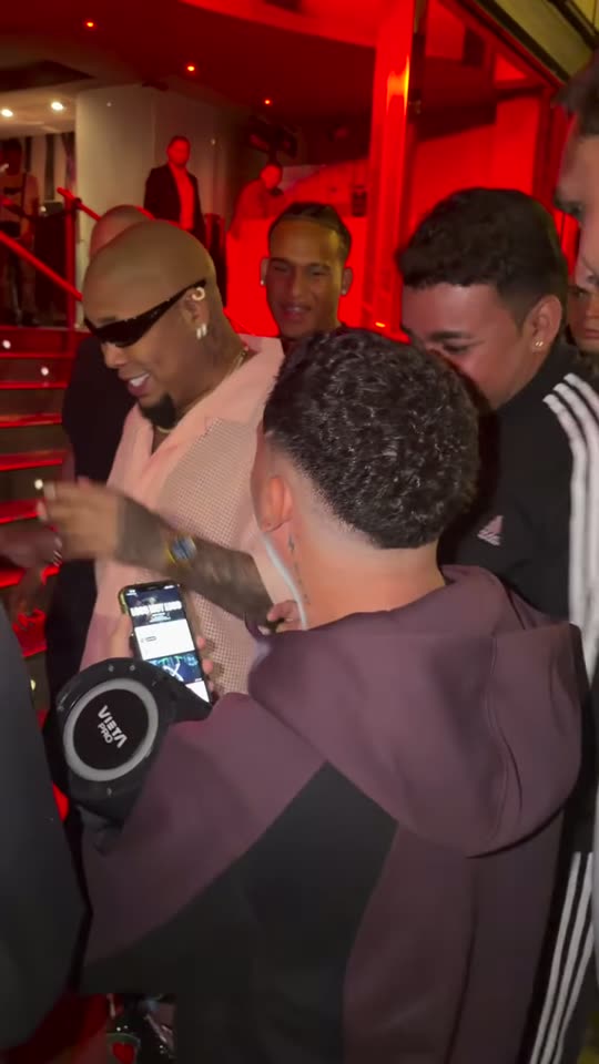 Bulin 47 trend: security guards and a crowd at a red-lit restaurant entrance